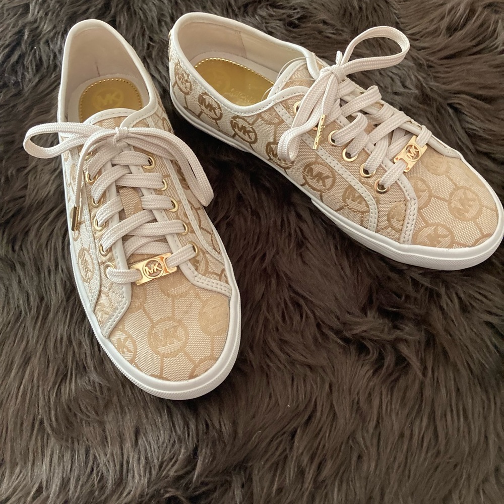 Michael Kors Sneakers,never worn BNWOB SIZE 7m